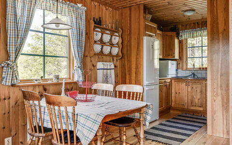 Bofall: Meubles, Propriété, Table, Chaise, Bois, Design Intérieur, Sol, Tache De Bois, Fenêtre