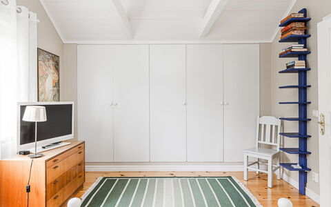 Klinten Totebo: Propriété, Meubles, Cabinetry, Tiroir, Bois, Design Intérieur, Architecture, Sol, Sol, Commode