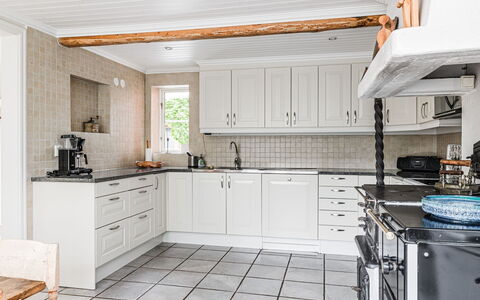 Klinten Totebo: Cabinetry, Comptoir, Propriété, Cuisinière, Cuisine, Appareil De Cuisine, Bâtiment, Électroménager, Bois, Cooktop