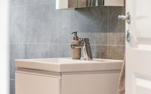 Gapern: Robinet, Luminaire Plomberie, Lavabo, Miroir, Design Intérieur, Salle De Bains, Bois, Rectangle, Sol