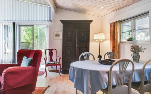 Rindö: Table, Meubles, Propriété, Plante, Chaise, Fenêtre, Pot De Fleur, Bâtiment, Bois, Plante D'Appartement