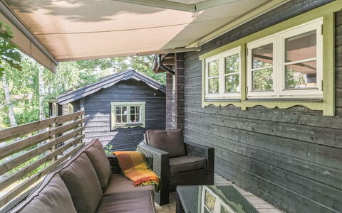 Rindö: Propriété, Fenêtre, Canapé, Bâtiment, Bois, Design Intérieur, Plante, Chalet, Ombre, Sol