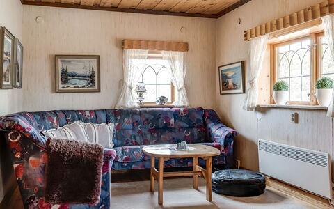 Fjällnäs: Canapé, Meubles, Propriété, Fenêtre, Cadre, Table, Bâtiment, Bois, Design Intérieur, Canapé-Lit