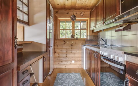 Korpstigen Älgen: Cabinetry, Comptoir, Fenêtre, Bois, Cuisine, Design Intérieur, Tiroir, Architecture, Sol, Tache De Bois