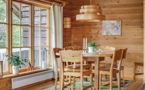 Korpstigen Älgen: Bâtiment, Propriété, Meubles, Plante, Table, Fenêtre, Chaise, Bois, Design Intérieur, Éclairage
