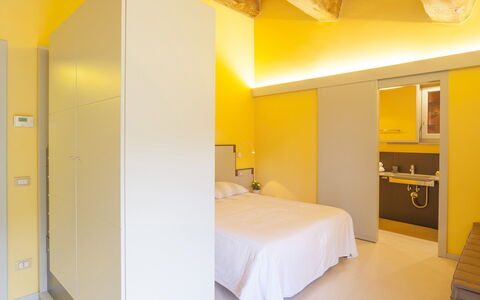 Villa San Lorenzo: Pièce, Lit, Propriété, Jaune, Meubles, Chambre, Design Intérieur, Plafond, Bâtiment, Mur