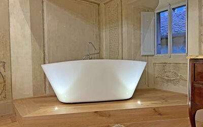 Suite Serena: Baignoire, Luminaire Plomberie, Fenêtre, Robinet, Rectangle, Salle De Bains, Bâtiment, Design Intérieur, Bois, Maison