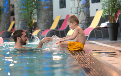 Flaine 628: L'Eau, Piscine, Plante, Bassin, Loisir, Amusement, Jeux Et Sports D'Intérieur, Été