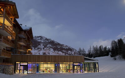 Val Cenis 602: L'Eau, Plante, Bâtiment, Jour, Propriété, Piscine, Fenêtre, Ciel, Bleu Azur, La Nature