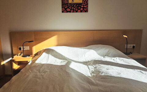 Bad Hofgastein 570: Lit, Chambre, Meubles, Drap De Lit, Bois, Literie, Design Intérieur, Sol, Linge, Sol