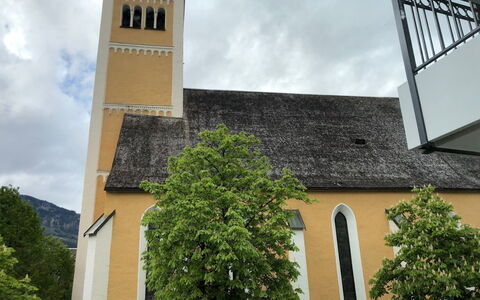 Bad Hofgastein 570: Bâtiment, Église, Architecture, La Tour, Façade, Ciel, Immobilier, Arbre, Clocher