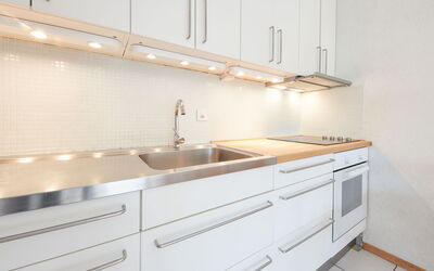Combire 302 644.61: Cuisine, Sol, Bois, Design Intérieur, Comptoir, Sol, Cabinetry, Plafond, Luminaire Plomberie, Evier