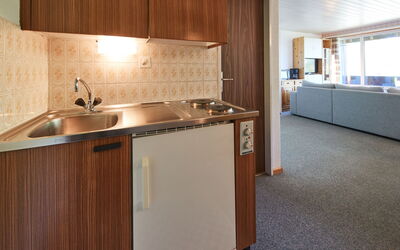 Dixence 219 644.54: Cabinetry, Comptoir, Evier, Évier, Bois, Cuisine, Robinet, Bâtiment, Cuisinière, Sol