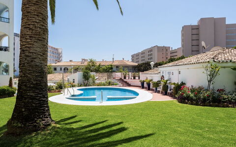 Erisa Ii: Propriété, Herbe, Bâtiment, Piscine, Immobilier, Architecture, Gazon Artificiel, Pelouse, Appartement, Maison
