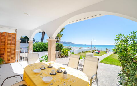 Sa Mirada: Table, Plante, Bâtiment, Meubles, Ciel, Chaise, L'Eau, Ombre, Plante D'Appartement, Arbre