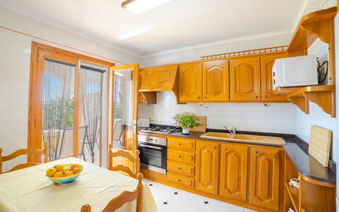 Sa Mirada: Table, Cabinetry, Meubles, Propriété, Comptoir, Fenêtre, Chaise, Bâtiment, Bois, Design Intérieur