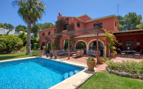 Villa Adelfa: Plante, L'Eau, Ciel, Propriété, Bâtiment, Bleu Azur, Piscine, Arbre, Architecture, Zone Résidentielle