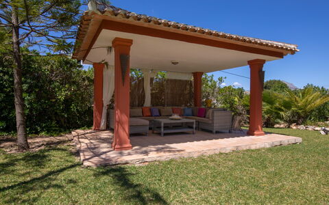 Villa Adelfa: Ciel, Plante, Communauté Des Plantes, Table, Arbre, Ombre, Lot Terre, Mobilier De Jardin, Bois, Herbe