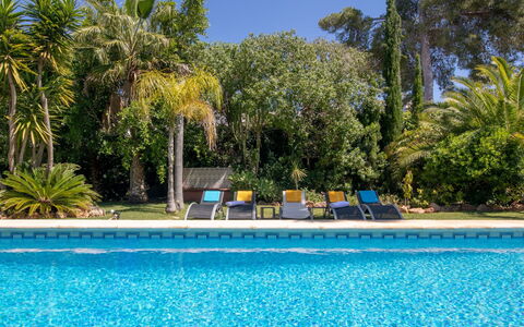 Villa Adelfa: L'Eau, Plante, Ciel, Propriété, Piscine, Bleu Azur, Paysage Naturel, Arbre, Végétation, Cotiers Et Relief Océaniques