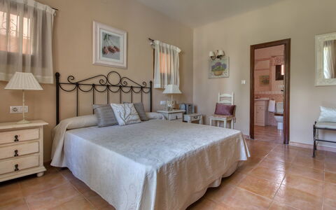 Villa Adelfa: Chambre, Meubles, Lit, Pièce, Propriété, Drap De Lit, Sol, Design Intérieur, Cadre De Lit, Mur