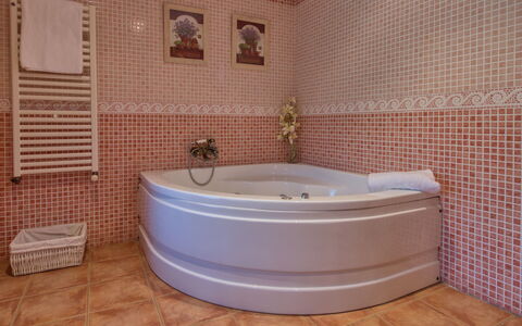 Villa Adelfa: Salle De Bains, Baignoire, Tuile, Propriété, Pièce, Sol, Jacuzzi, Mur, Luminaire Plomberie, Design Intérieur