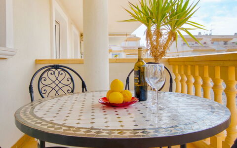 Residencial Roma: Jaune, Meubles, Pièce, Propriété, Table, Salle À Manger, Design Intérieur, Chaise, Table Basse, Maison