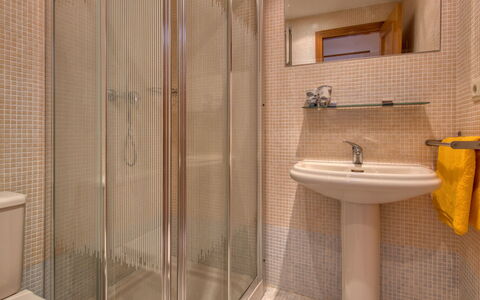 Residencial Roma: Salle De Bains, Pièce, Propriété, Rideau, Tuile, Design Intérieur, Luminaire Plomberie, Sol, Architecture, Bâtiment