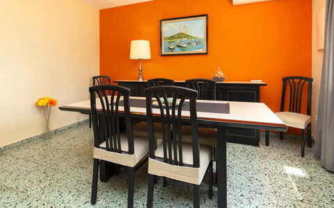 Alma: Pièce, Meubles, Salle À Manger, Table, Propriété, Chaise, Design Intérieur, Table Cuisine Et Salle A Manger, Jaune, Orange
