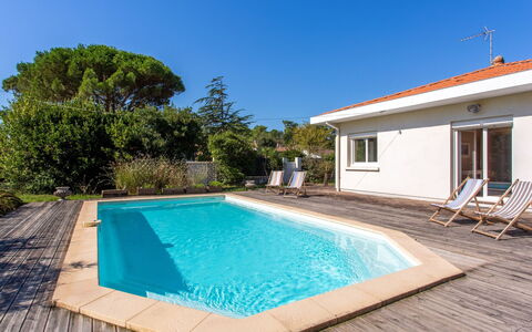 Ile de France: L'Eau, Propriété, Plante, Ciel, Bâtiment, Bleu Azur, Piscine, Ombre, Bois, Rectangle