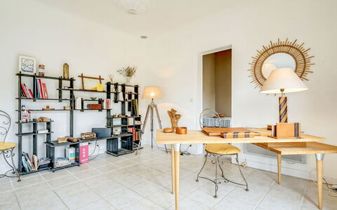 Ile de France: Design Intérieur, Pièce, Meubles, Propriété, Table, Jaune, Bâtiment, Étagère, Sol, Conception