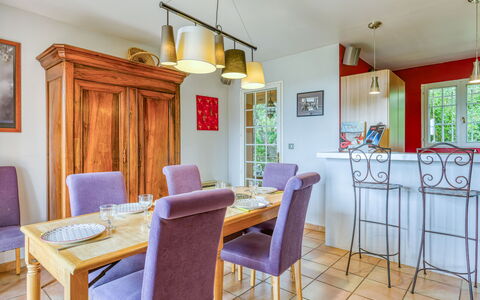 Le Chêne: Table, Meubles, Propriété, Cadre, Chaise, Design Intérieur, Bois, Bâtiment, Sol, Fenêtre