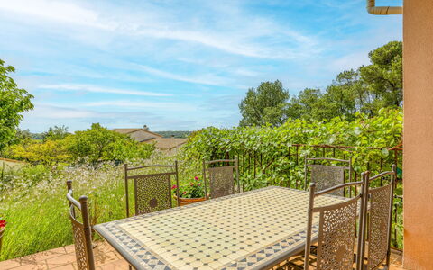 Le Chêne: Ciel, Nuage, Plante, Meubles, Vert, Bleu Azur, Mobilier De Jardin, Architecture, Ombre, Herbe