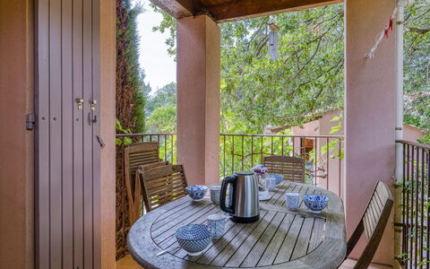 Le Chêne: Propriété, Meubles, Table, Bois, Chaise, Design Intérieur, Plante, Ombre, Sol, Sol