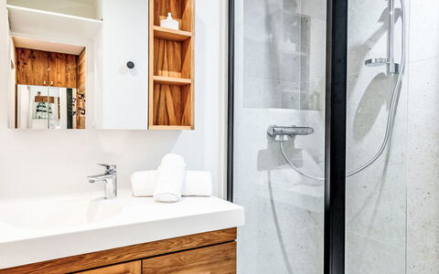 Le Hameau de Tovière: Salle De Bains, Sol, Luminaire Plomberie, Design Intérieur, Sol, Armoire De Toilette, Lavabo, Bois, Miroir, Évier