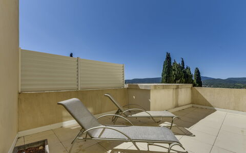 Grimaud 202: Propriété, Architecture, Ciel, Toit, Maison, Jour, Zone Résidentielle, Immobilier, Domicile, Conception