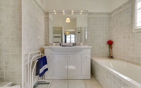 Grimaud 202: Salle De Bains, Tuile, Pièce, Propriété, Design Intérieur, Sol, Architecture, Bâtiment, Plafond, Immobilier