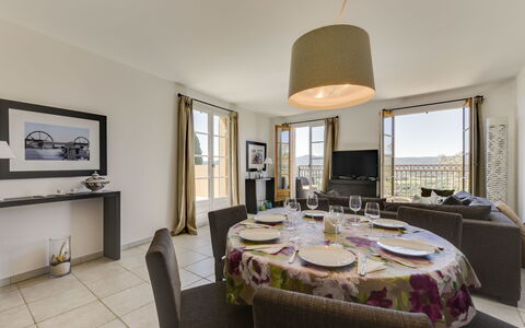 Grimaud 202: Pièce, Propriété, Design Intérieur, Meubles, Bâtiment, Chambre, Sol, Immobilier, Table, Maison