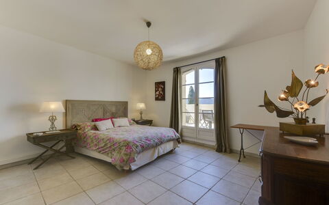 Grimaud 202: Chambre, Propriété, Pièce, Meubles, Lit, Drap De Lit, Design Intérieur, Sol, Cadre De Lit, Bâtiment