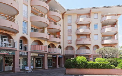 Fréjus 561: Bâtiment, Propriété, Ciel, Lumière, Bleu Azur, Piscine, Plante, Fenêtre, Ombre, Arbre