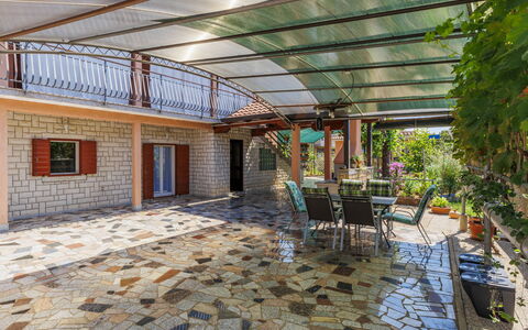 Bumbak: Propriété, Plante, Pot De Fleur, Bâtiment, Design Intérieur, Ombre, Bois, Sol, Fenêtre, Immobilier