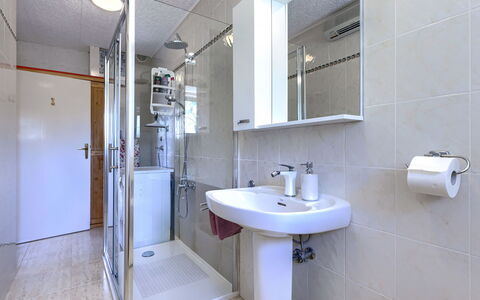 Bumbak: Robinet, Miroir, Évier, Luminaire Plomberie, Propriété, Lavabo, Violet, Salle De Bains, Bâtiment