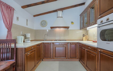 Country House D&D: Comptoir, Pièce, Cabinetry, Meubles, Propriété, Cuisine, Design Intérieur, Plafond, Bâtiment, Jaune
