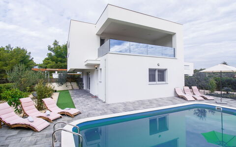 Villa Nika: Ciel, Nuage, Propriété, Bâtiment, Plante, L'Eau, Architecture, Ombre, Fenêtre, Zone Résidentielle