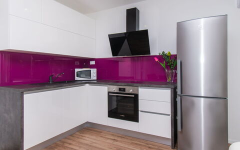 Villa Nika: Comptoir, Cabinetry, Bâtiment, Meubles, Cuisinière, Cuisine, Produit, Tiroir, Violet, Robinet