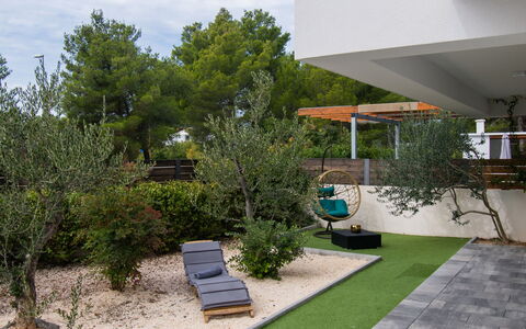 Villa Nika: Plante, Propriété, Nuage, Ciel, Arbre, Design Urbain, Ombre, Plante D'Appartement, Herbe, Espace Public