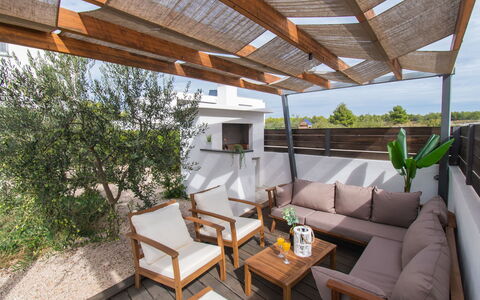Villa Nika: Propriété, Meubles, Canapé, Plante, Table, Ombre, Bois, Design Intérieur, Mobilier De Jardin, Porche