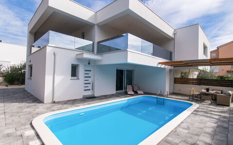 Villa Franko: Plante, Bâtiment, Jour, Ciel, Propriété, Meubles, Nuage, Fenêtre, Bleu Azur, Piscine