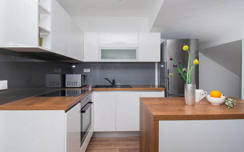 Villa Franko: Cabinetry, Comptoir, Évier, Evier, Bâtiment, Cuisinière, Cuisine, Design Intérieur, Sol, Bois