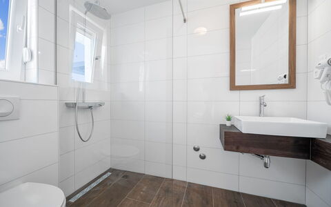 Villa Loreta: Salle De Bains, Propriété, Pièce, Tuile, Sol, Luminaire Plomberie, Design Intérieur, Mur, Bâtiment, Immobilier