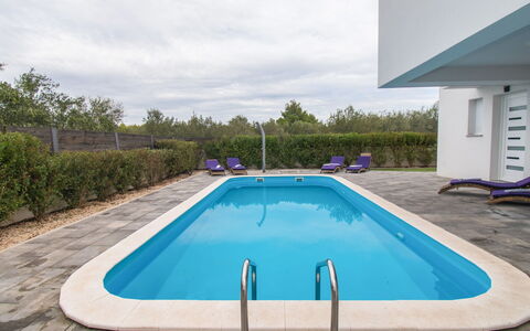 Villa Loreta: Ciel, Neige, Nuage, Fenêtre, Bâtiment, Maison, Arbre, Plante, Pente, Chalet